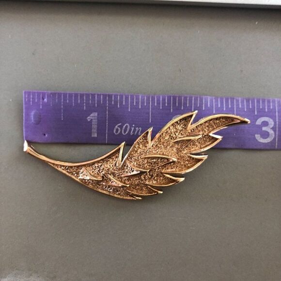 Trifari‎ Gold Tone Colored Feather Leaf Brooch Pin Costume Jewelry 2 1/2" - Picture 7 of 7